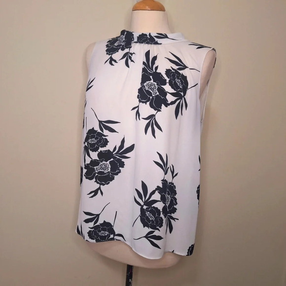 Vince Camuto Tops - Vince Camuto sleeveless floral top SZ M